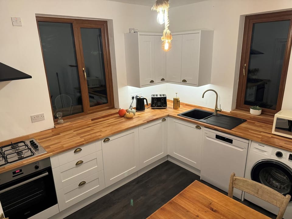 dishwasher, pet friendly, stove, toaster, washing machine, kitchen