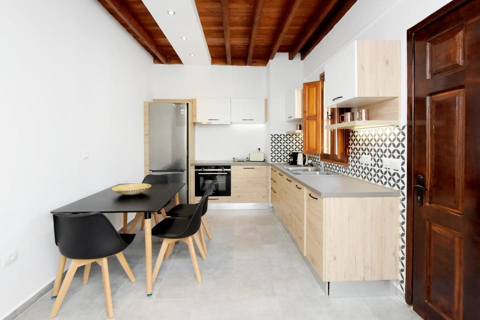 Kitchen or kitchenette, Dining area, pet friendly, stove