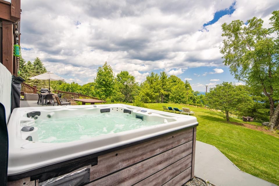Appalachian Mountain Lodge House in Watauga