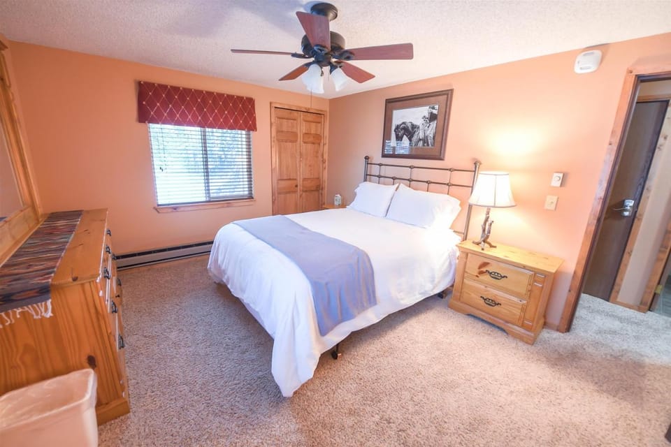 Trapper Condo Unit 7 House in West Yellowstone