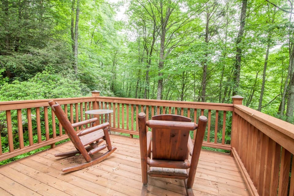 Creek Sound Chalet House in Watauga