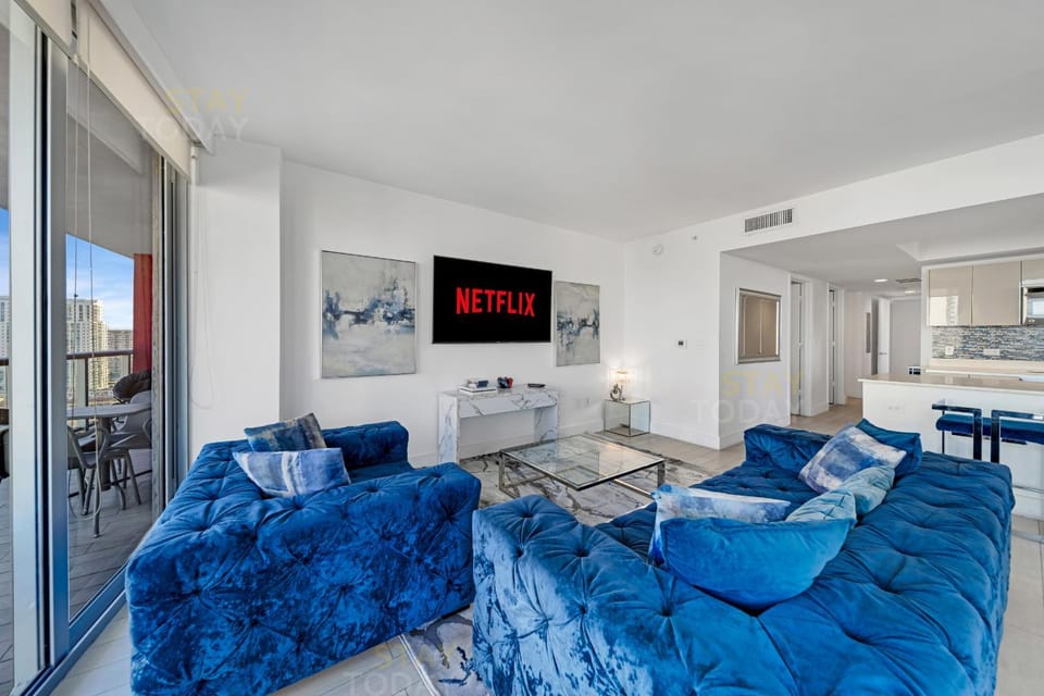 TV and multimedia, Kitchen or kitchenette, Living room, Seating area