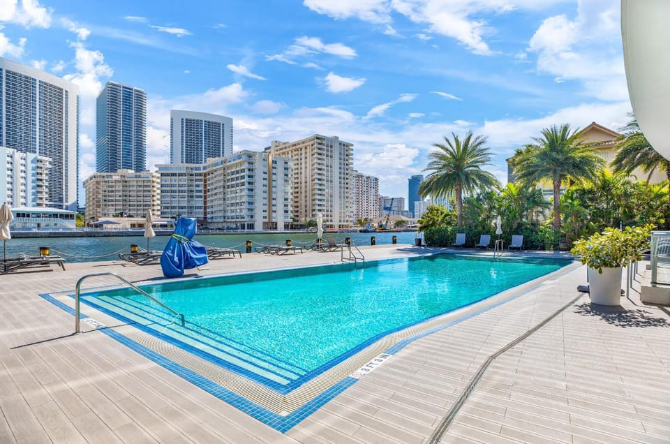 Balcony/Terrace, City view, Pool view, Swimming pool, sunbed
