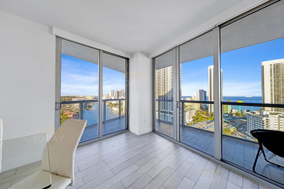 Day, View (from property/room), Balcony/Terrace, Living room, City view, Sea view