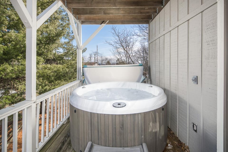 Flat Top Lodge House in Watauga