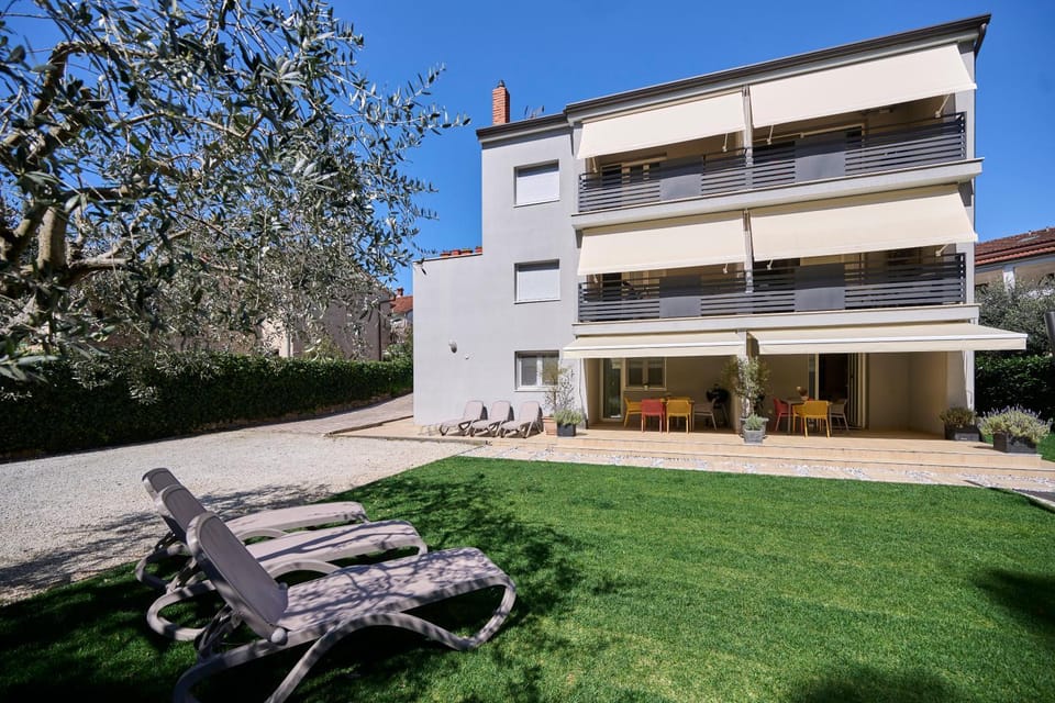 Property building, Spring, Day, Garden, Garden view