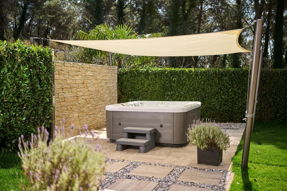 Spring, Day, Natural landscape, Garden, Hot Tub, Garden view