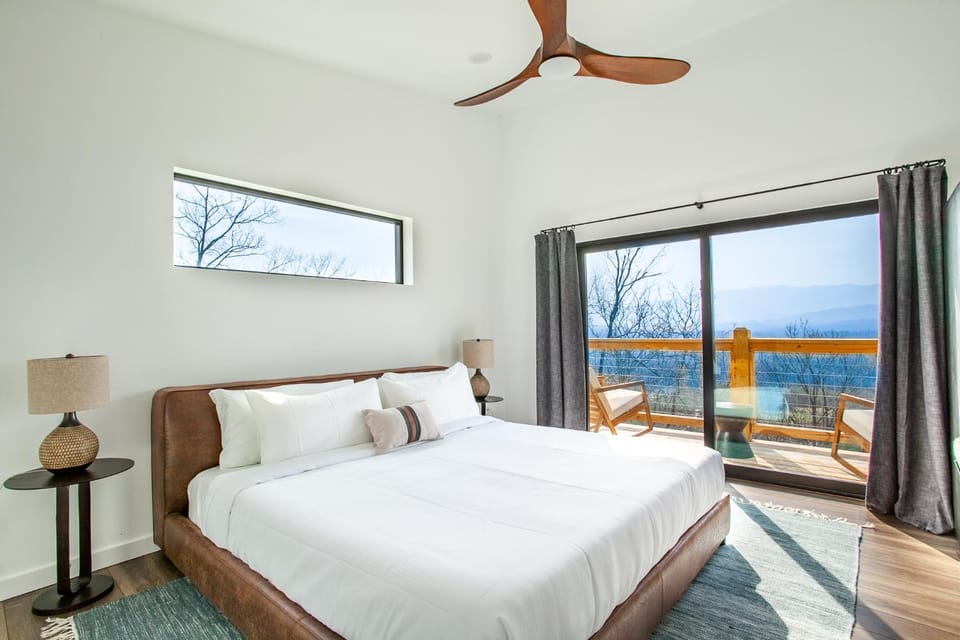 3 Pines Lodges Luxury Mountain View Hot Tub House in Sevier County
