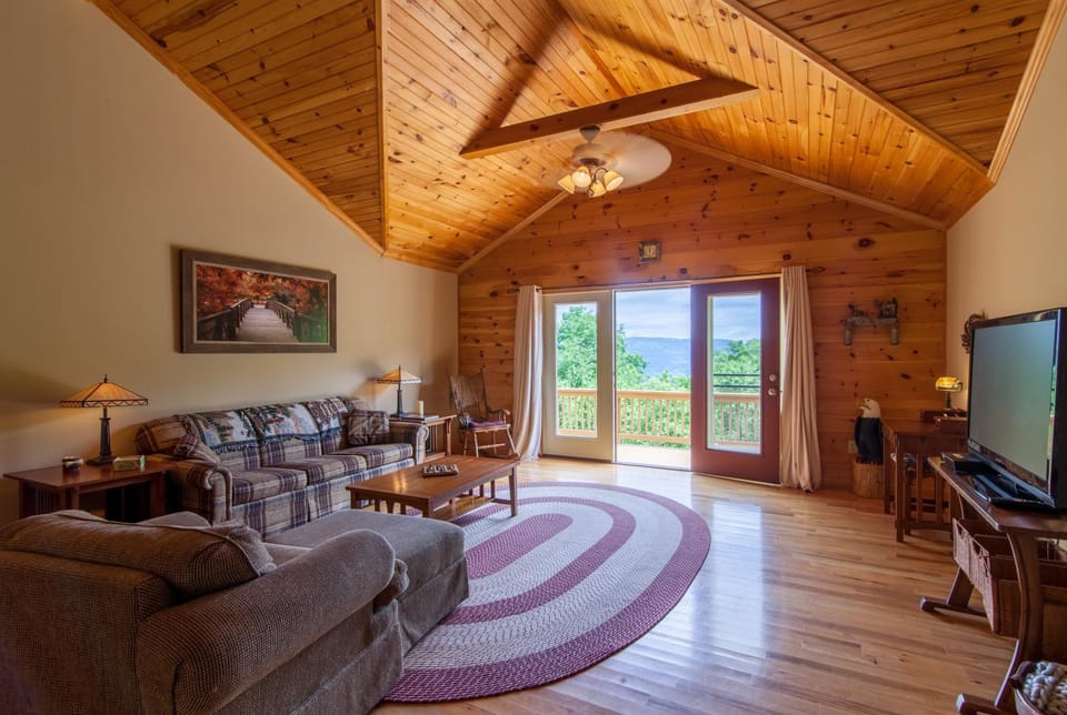 High Road Cabin Cabin in Watauga