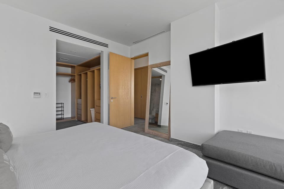 Bed, TV and multimedia, Bedroom