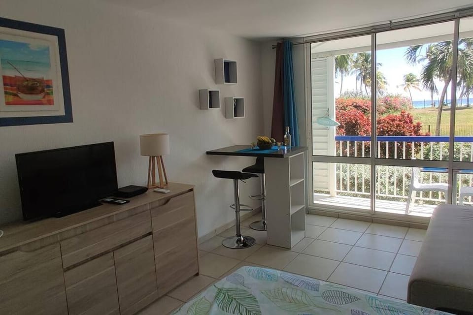 Parfum des îles - vue mer, plage à 30m et piscine en option Apartment in Le Gosier