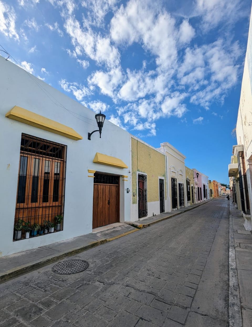 Facade/entrance, Day, Neighbourhood, Street view