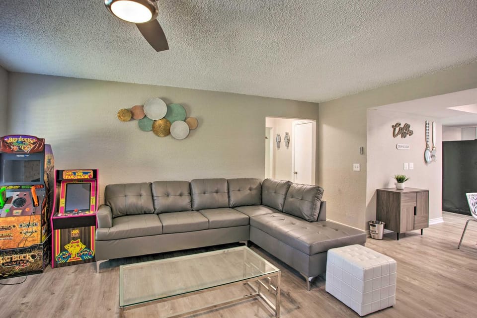 11 Mi to Holiday at Arboretum! Home with Hot Tub House in Richardson