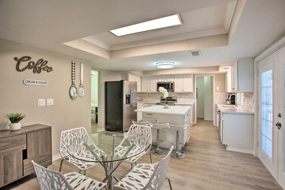 11 Mi to Holiday at Arboretum! Home with Hot Tub House in Richardson