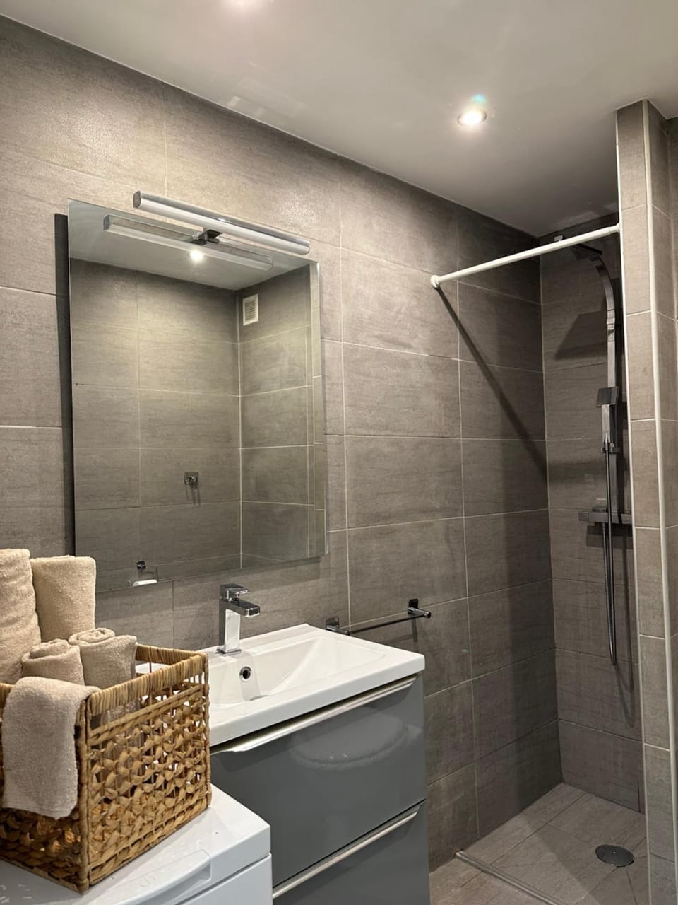 Shower, Bathroom, towels