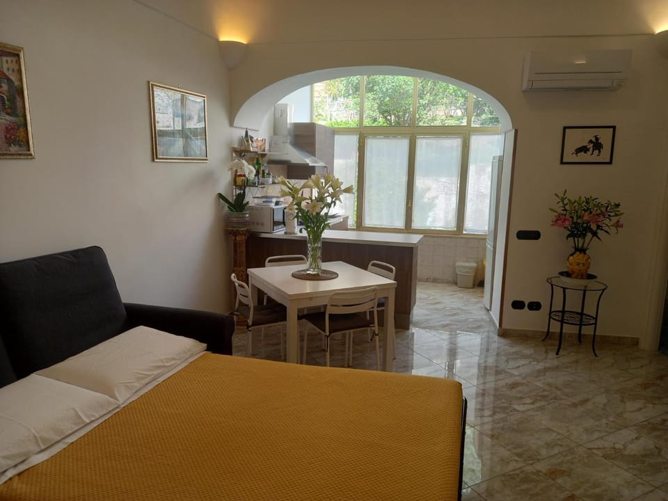 Bed, Living room, Seating area, Dining area