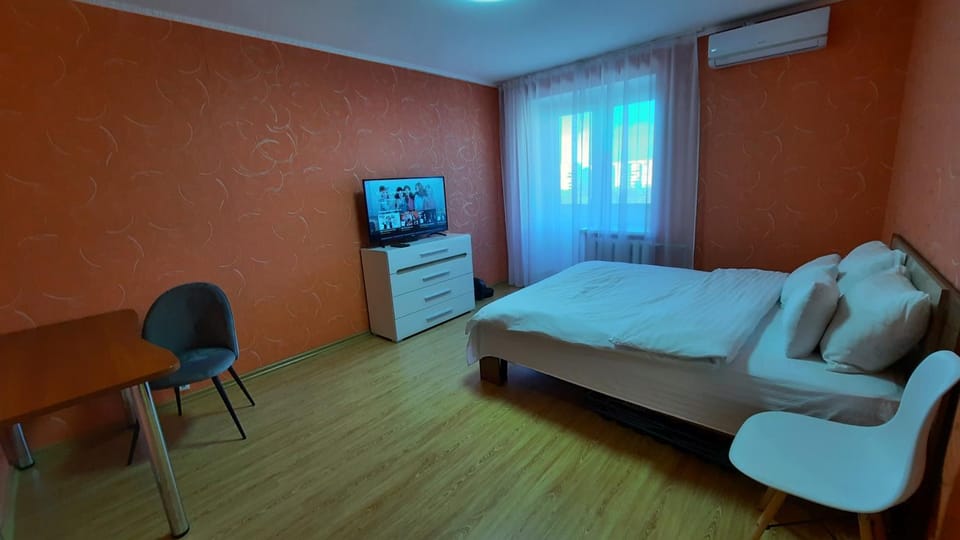 Communal lounge/ TV room, Bed, TV and multimedia, Living room, Photo of the whole room, Seating area, Evening entertainment, Bedroom
