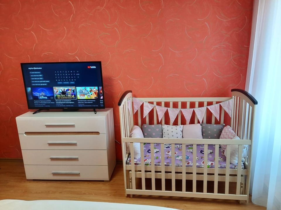 Communal lounge/ TV room, Bed, TV and multimedia, Photo of the whole room, Evening entertainment, Bedroom, cot