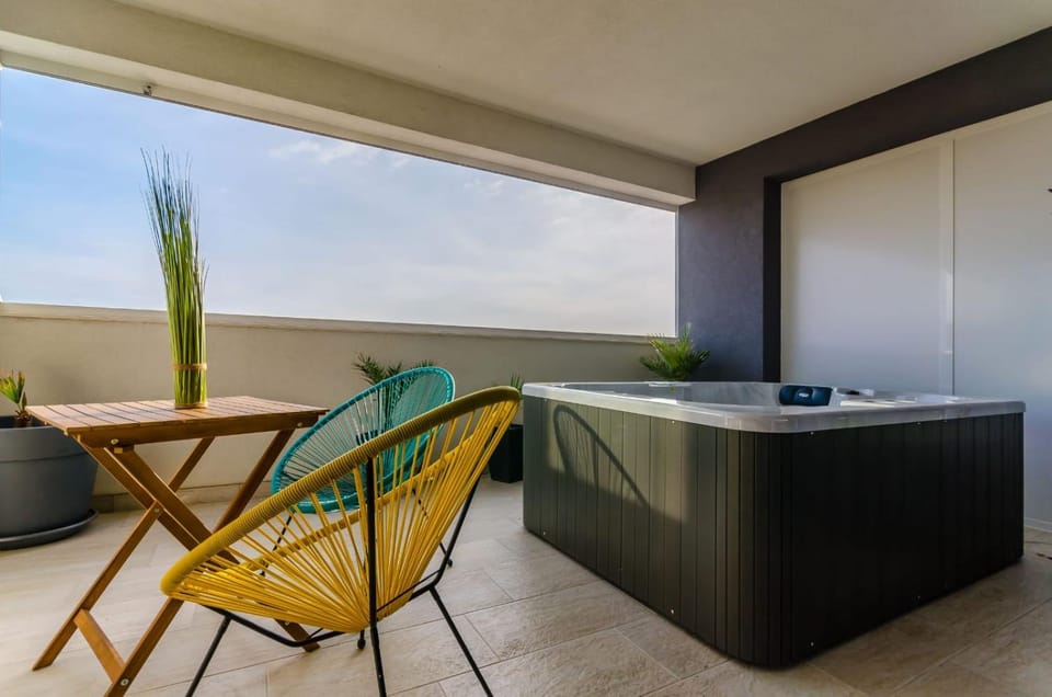 Seating area, sunbed