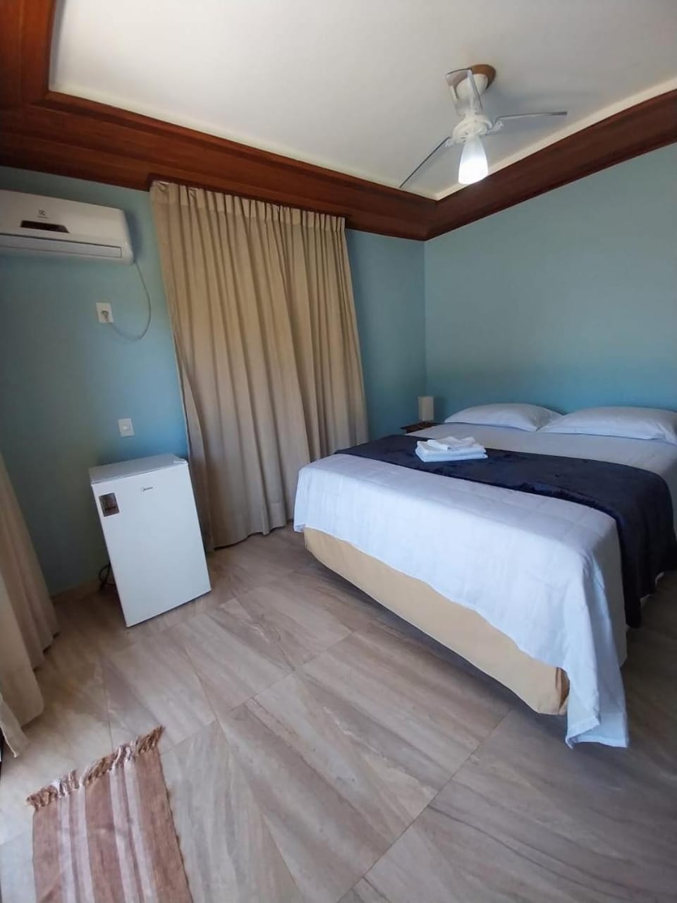 Bed, Photo of the whole room, fireplace, air conditioner