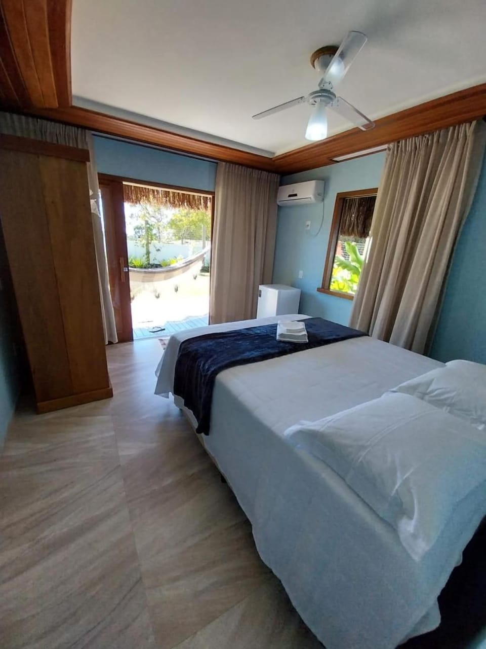 Bed, Photo of the whole room, fireplace