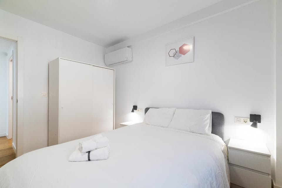 Bed, Photo of the whole room, Bedroom, wardrobe, air conditioner