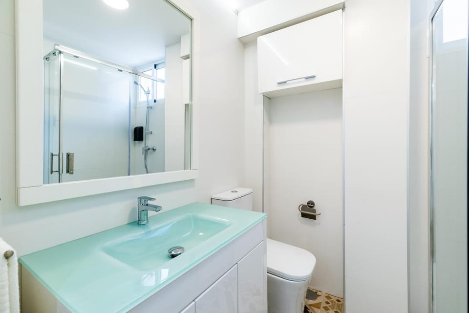 Shower, Toilet, Bathroom, towels