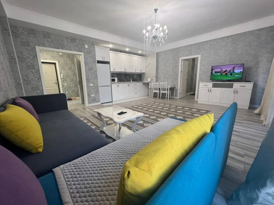 TV and multimedia, Kitchen or kitchenette, Living room, Seating area, Dining area