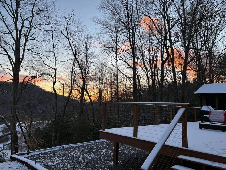 Wonderful cabin tucked in the woods /w Hot tub Cabin in Watauga