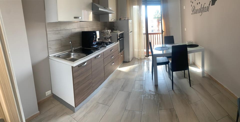 Kitchen or kitchenette, Dining area, Breakfast, oven, stove