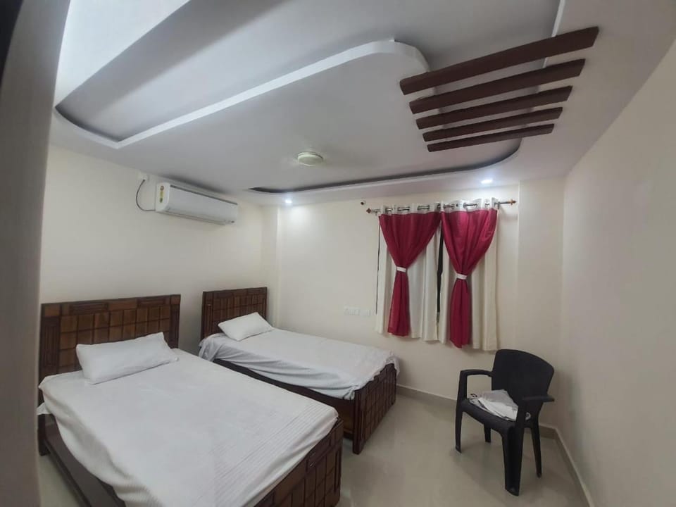 Bed, Photo of the whole room, Bedroom, fireplace, air conditioner