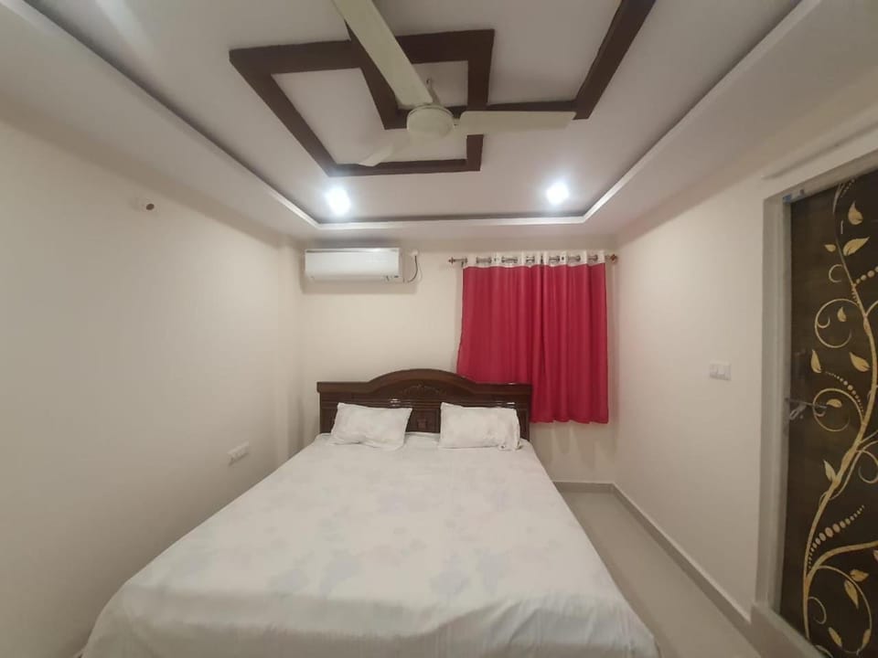 Bed, Photo of the whole room, Bedroom, air conditioner