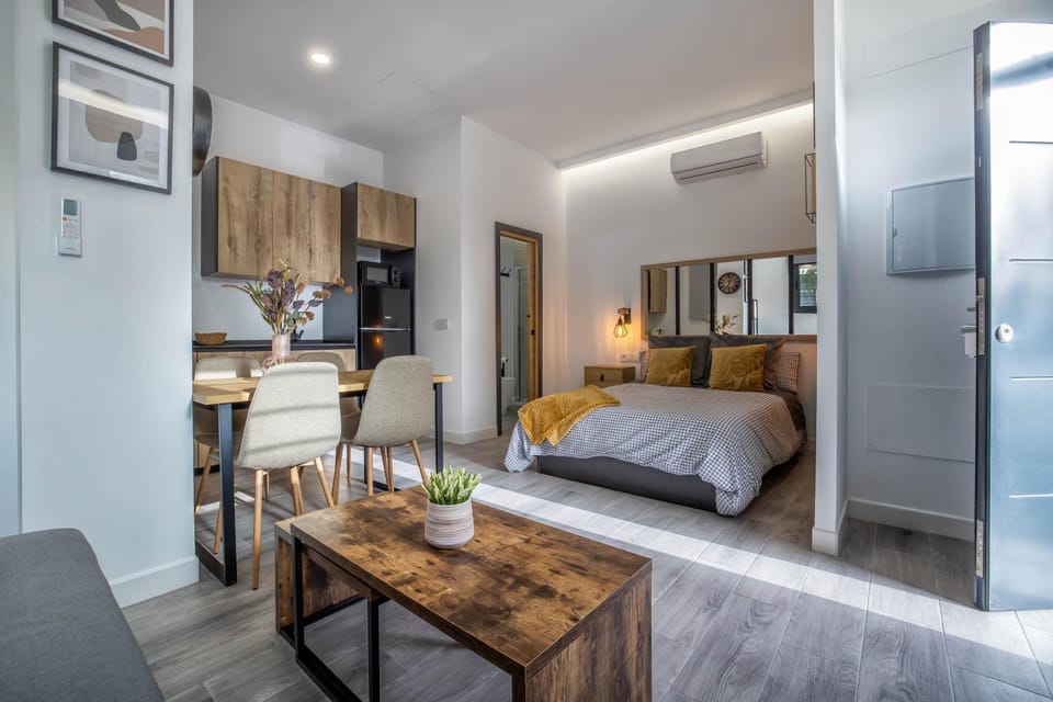 Bed, Kitchen or kitchenette, Living room, Photo of the whole room, Seating area, Dining area, Bedroom, internet, wardrobe, air conditioner
