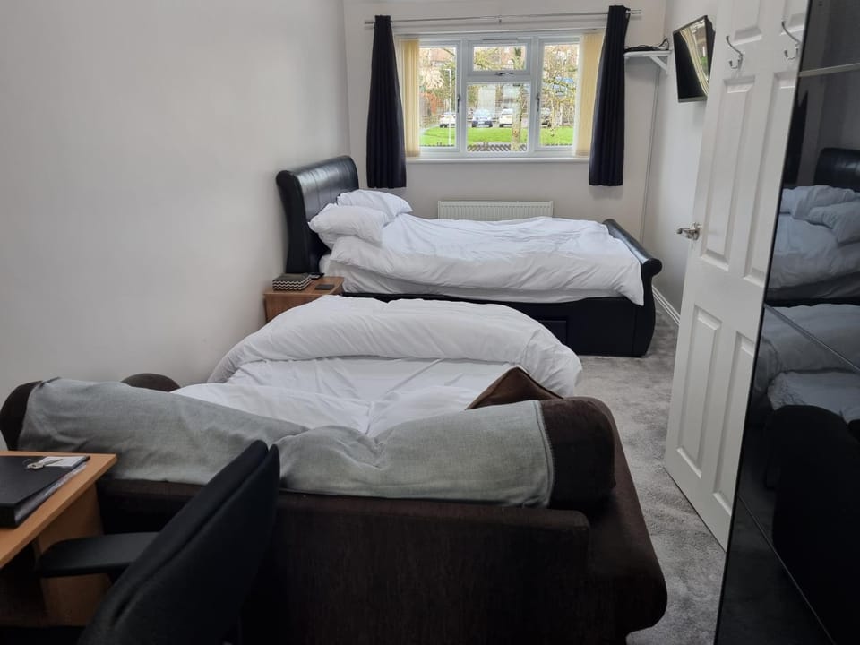 Large Kingsize ensuite in Kingswood, Bristol, BS15 Vacation rental in Bristol