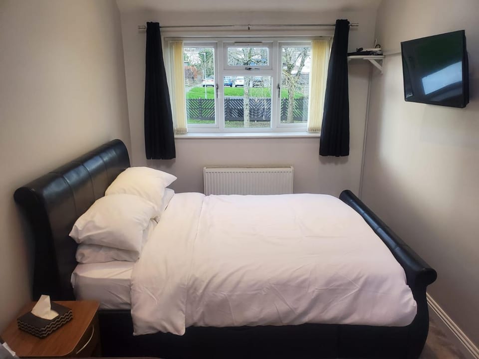 Large Kingsize ensuite in Kingswood, Bristol, BS15 Vacation rental in Bristol
