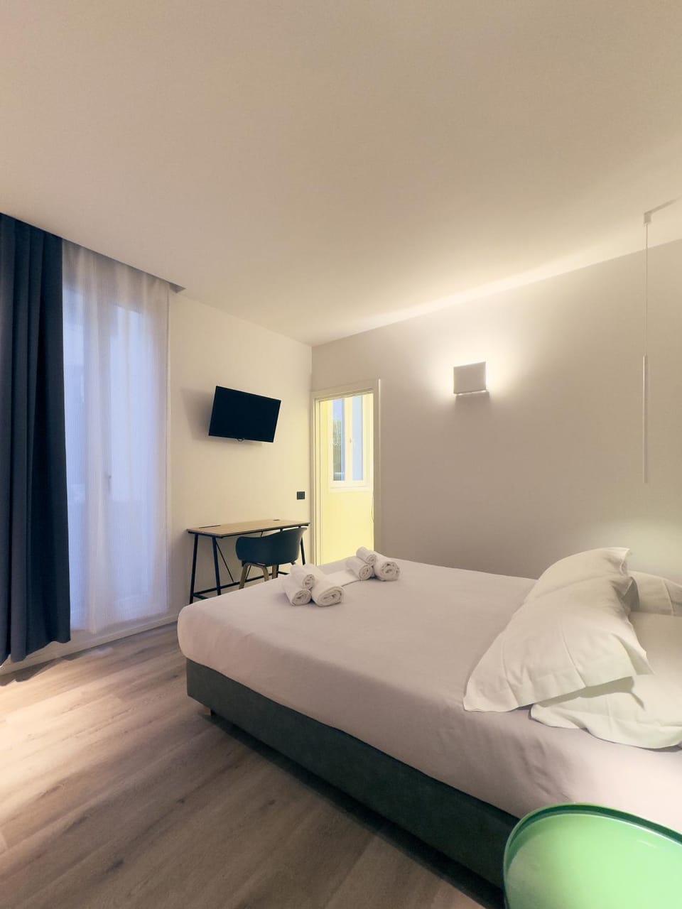 Bed, TV and multimedia, Photo of the whole room, Bedroom, towels