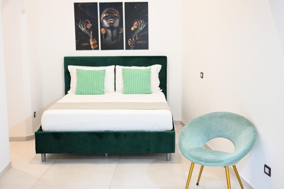 Bed, Living room, Photo of the whole room, Seating area, Bedroom