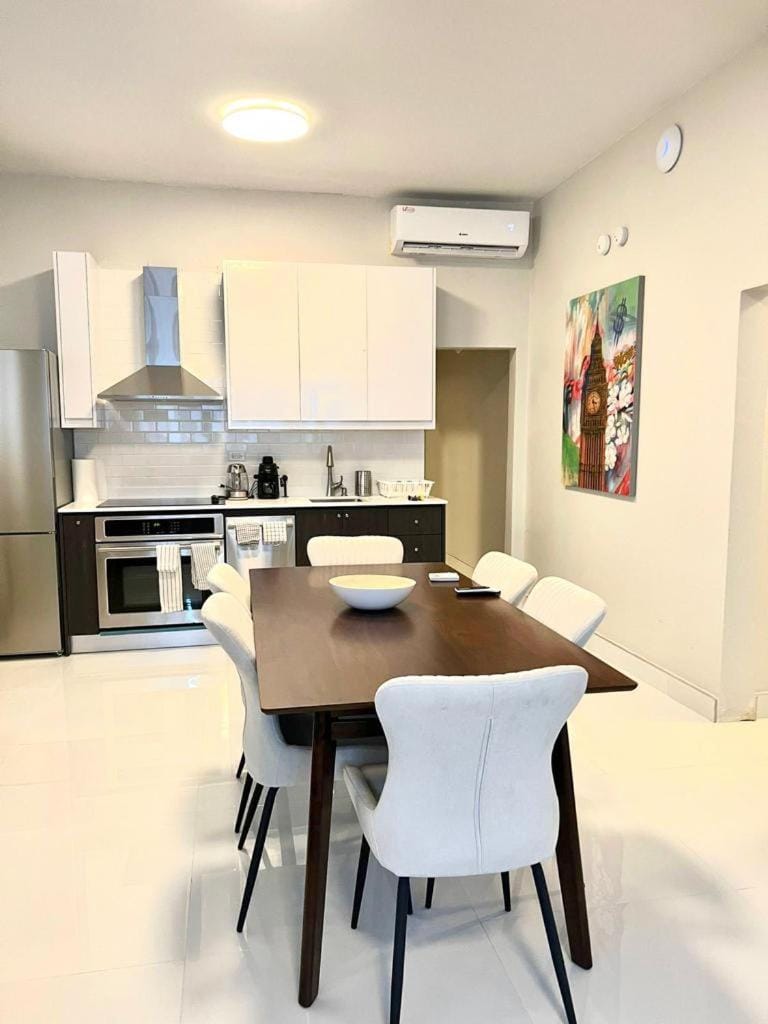 Kitchen or kitchenette, Living room, Dining area