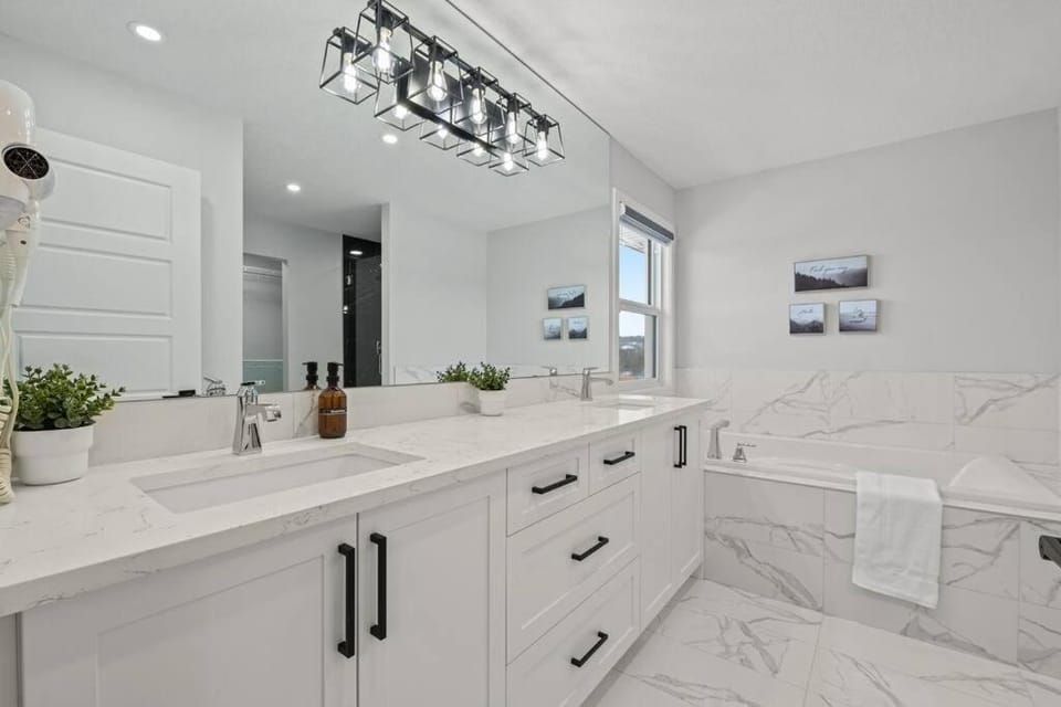 Luxury-4bed with AC-86"TV-BrandNew in Cranston, Calgary House in Calgary