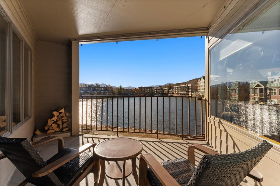 Day, Balcony/Terrace, Seating area, Lake view