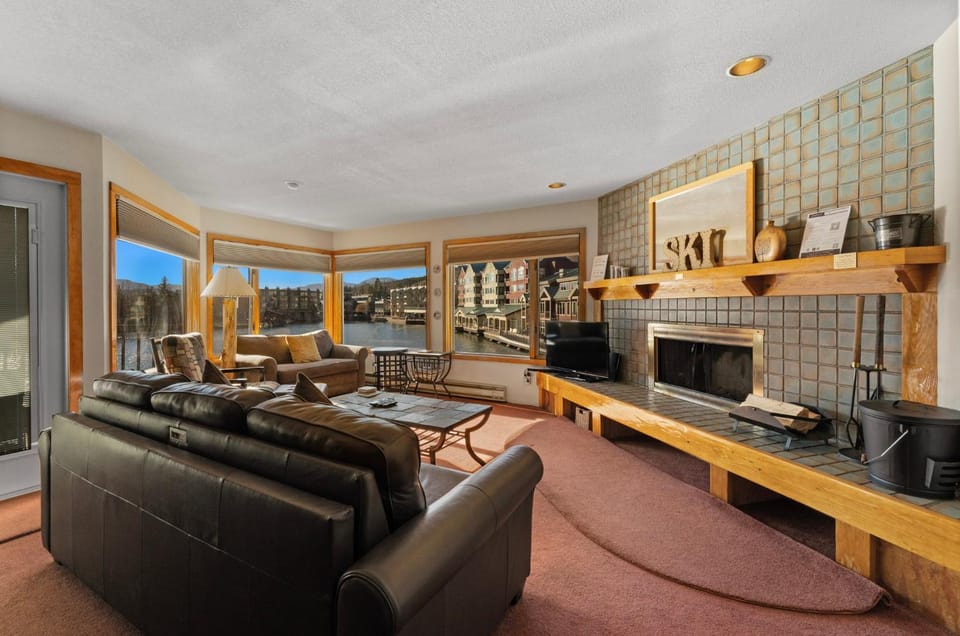 Day, TV and multimedia, View (from property/room), Living room, Seating area, Mountain view, fireplace, furniture