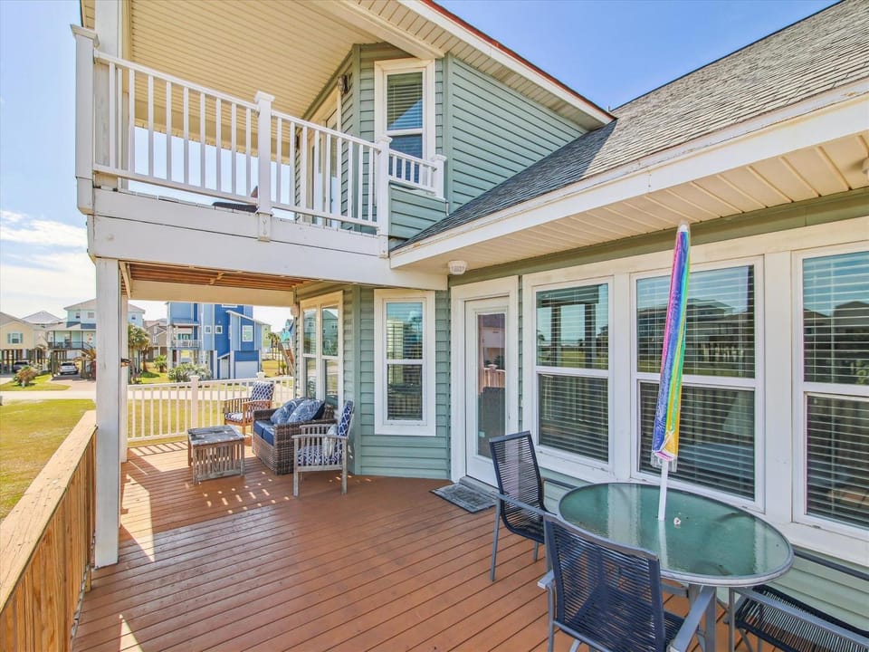 Property building, Patio, Balcony/Terrace, Seating area, furniture