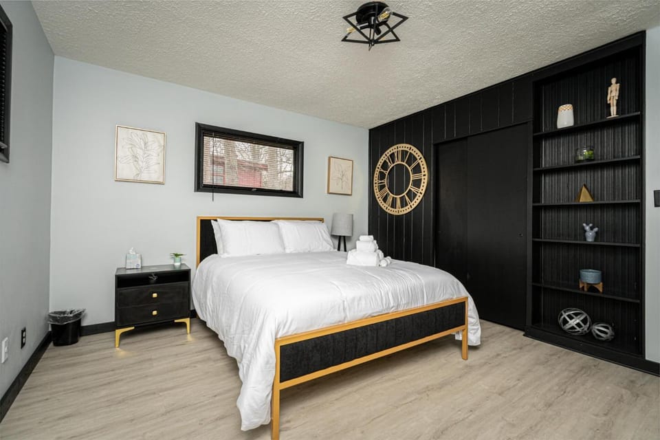 Bed, Photo of the whole room, Bedroom