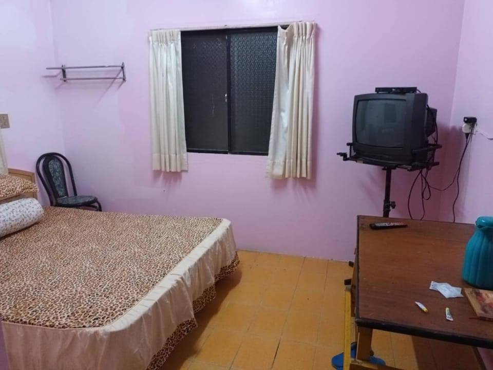 Bed, TV and multimedia, Bedroom, hair dresser