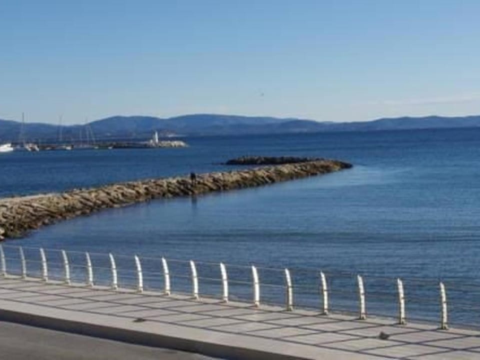 Charmant T2 à Giens avec grande terrasse, piscine et à proximité des plages - FR-1-335-160 Apartment in Hyères