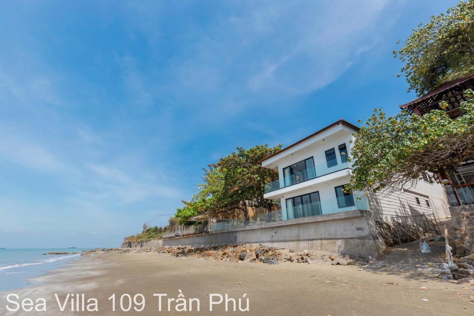 Property building, Off site, Day, Natural landscape, Beach, Sea view