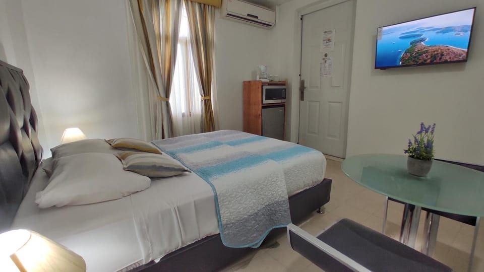 TV and multimedia, Kitchen or kitchenette, Photo of the whole room, Seating area, Bedroom, minibar, air conditioner