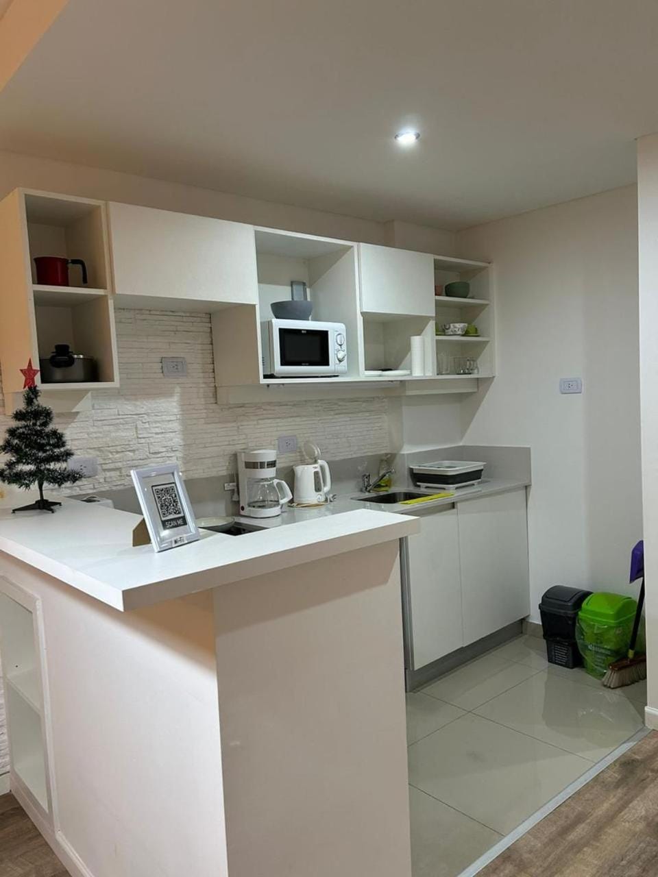 Coffee/tea facilities, Kitchen or kitchenette, microwave, oven, stove