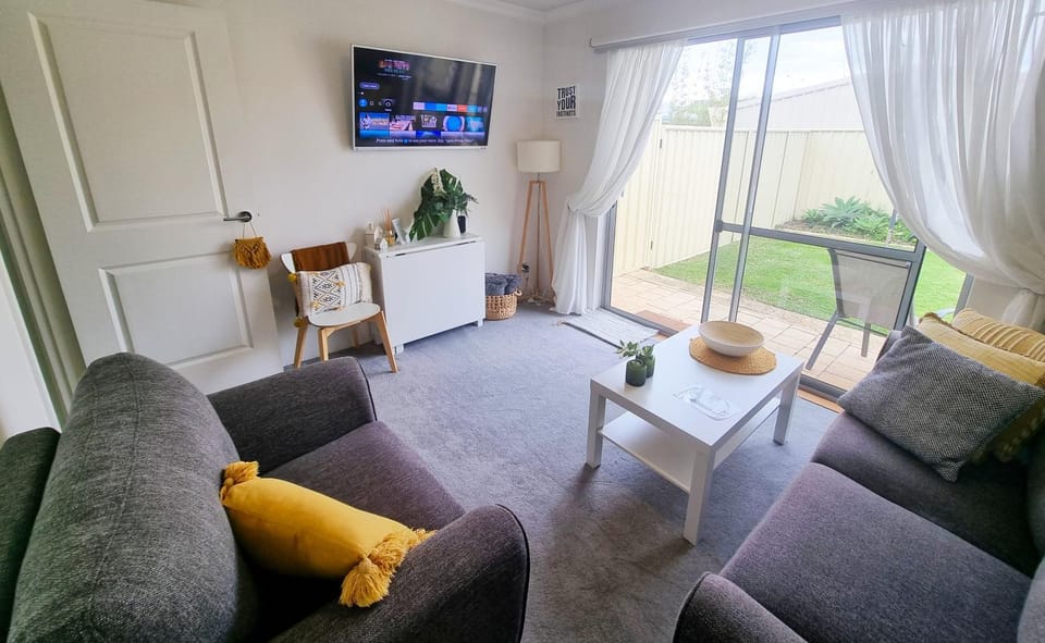 TV and multimedia, Lounge or bar, Dining area, Garden view, Garden view