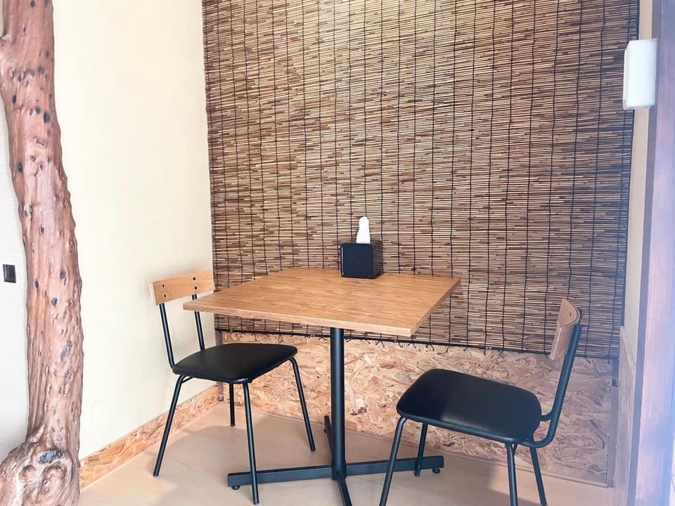 Photo of the whole room, Dining area